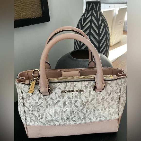 MICHAEL Kors Handbag with detachable shoulder strap - great condition! - Picture 2 of 5